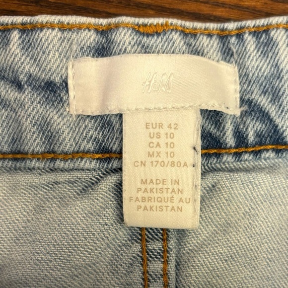 H&M Women’s Mom Comfort High
Denim Shorts Size 10 Supersoft Distressed 5 Pockets - Picture 8 of 14